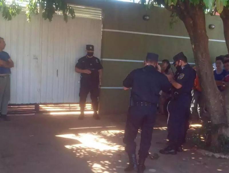 Policiais no local onde advogado foi executado nesta tarde em Pedro Juan ©Direto das Ruas