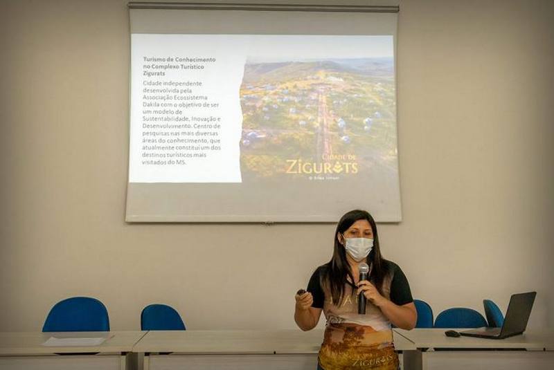 Maitê Bernal Flores, coordenadora de turismo de Zigurats, explica sobre a proposta de visitação ao Complexo Turístico ©DIVULGAÇÃO