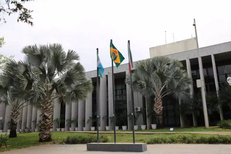 Bandeira do Brasil Império (ao centro) foi retirada por determinação do presidente do Supremo ©Paulo Francis